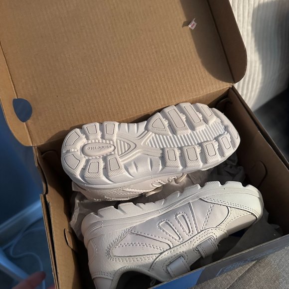 NWOT Stride Rite White Sneaker! 9XW! - Picture 3 of 3